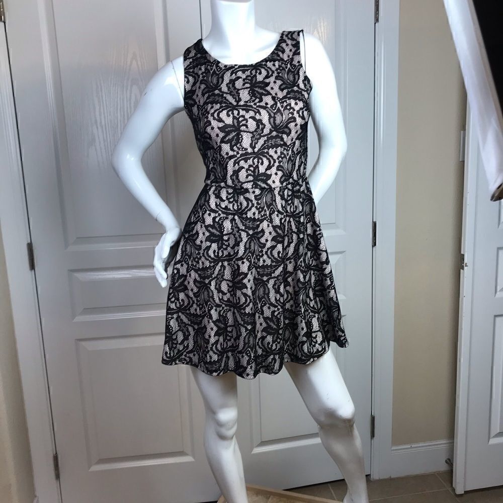 💚 C24- Cute lacey dress with nudetone underlining